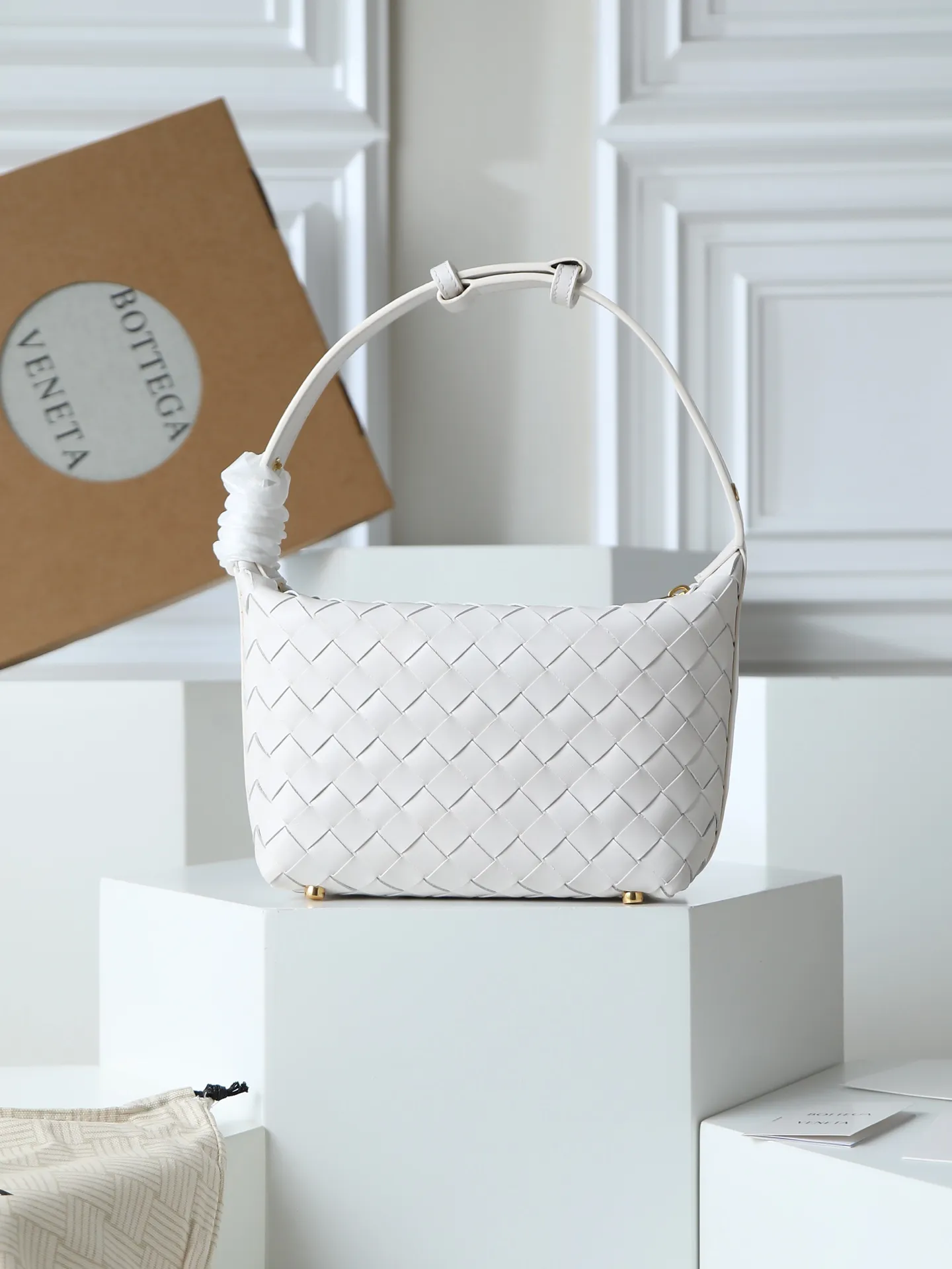Batch 1620. A lunch bag that is predicted to be popular again this year. The entire bag is made of top-grade naa lambskin. It is very soft and lightweight. It also uses the intrecciato weaving process that the two founders spent several months developing from the beginning of the brand. It is completely hand-woven by Italian craftsmen. It perfectly reflects the craftsmanship of Bottega. The entire bag shape is also a very practical and popular lunch box bag shape. The slightly curved arc of the bag mouth can also better fit our wrists. Style number: 754443 Size: 22*13*9